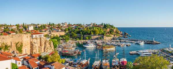 Fototapeta premium Panoramiczny widok na stary port i centrum miasta zwane Marina w Antalyi, Turcja, lato