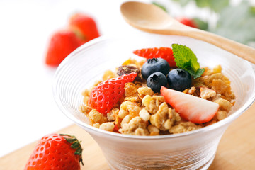 フルーツグラノーラ   Fruit granola breakfast