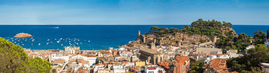 Fototapeta na wymiar Panorama of the town of Tossa de Mar.