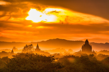 Sonnenuntergang über Bagan