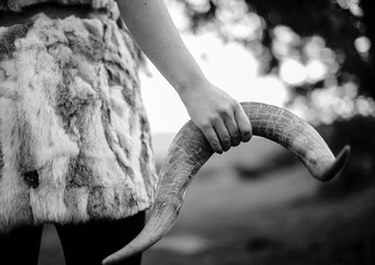 Mujer sujetando cuerno de toro con su mano