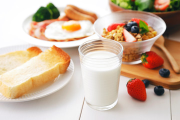 牛乳　朝食イメージ　Milk and breakfast image