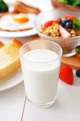 牛乳　朝食イメージ　Milk and breakfast image