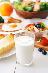 牛乳　朝食イメージ　Milk and breakfast image