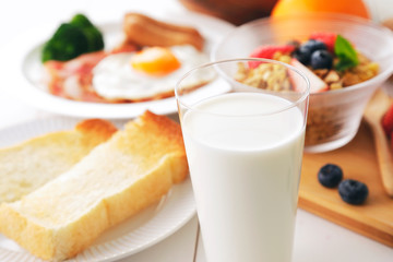 牛乳　朝食イメージ　Milk and breakfast image