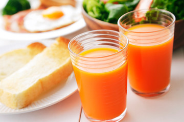 野菜ジュース　朝食イメージ　Carrot juice and breakfast image