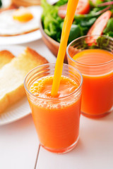 野菜ジュース　朝食イメージ　Carrot juice and breakfast image
