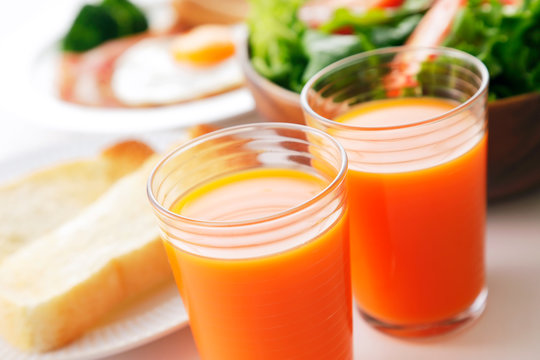 野菜ジュース　朝食イメージ　Carrot juice and breakfast image