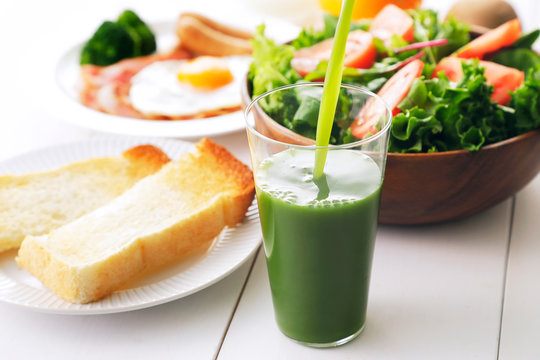 青汁　朝食イメージ　Green juice and breakfast image
