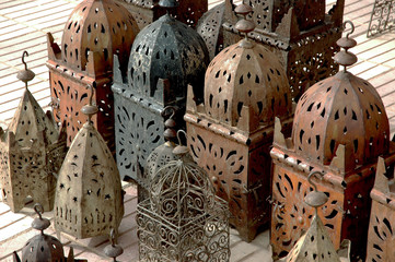 Lampes marocaines en métal vendues sur un marché