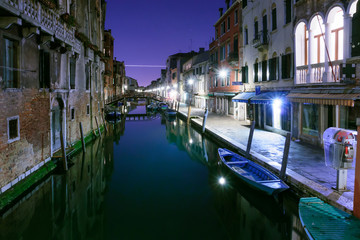 Fototapeta na wymiar Canals and boats in Cannaregio, Venice