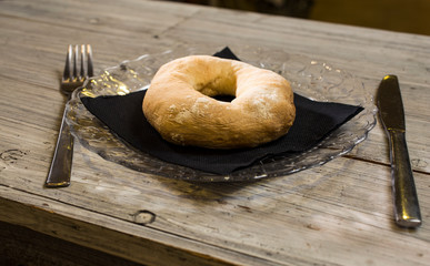 Baggel servido sobre servilleta negra