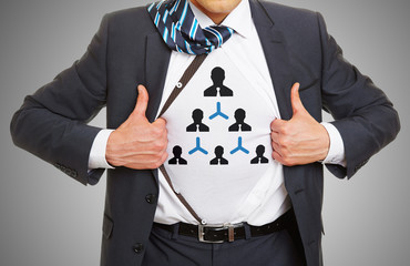 Smart Hierarchy Konzept mit Symbol unter Anzug