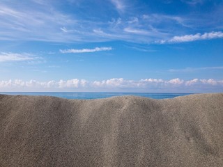 Derri&egrave;re le sable , la mer