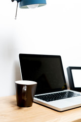 Closeup, scrivania con lampada laptop e cornice verticale