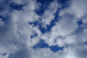 Wolkenfelder am blauen Himmel