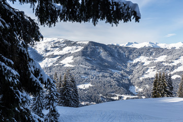 Ausblick ins Tal mit verschneiter Winterlandschaft