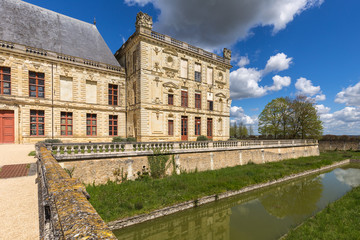 Fototapeta na wymiar castle oiron with moat in france
