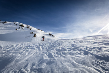 Wintersportler bei einer Skitour im Winter