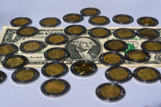 Hay un d&oacute;lar y muchos pesos mexicanos.