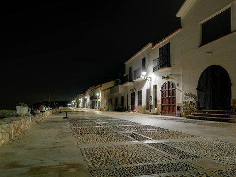 Paseo mar&iacute;timo en paralelo a la playa de Altafulla con sus casas de cara al mar Mediterr&aacute;neo por la noche. Tarragona 