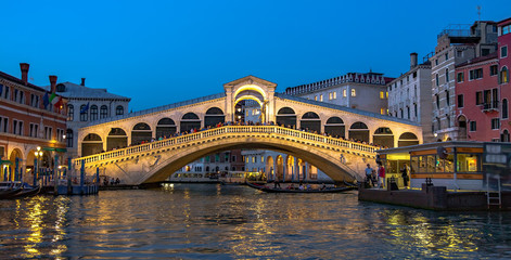 Fototapeta na wymiar Italy beauty, evening with Rialto bridge on Grand canal street in Venice, Venezia