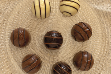 cioccolatini ripieni vari gusti piatto vetro dall'alto