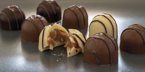 cioccolatini ripieni vari gusti vassoio coccio scuro fronte