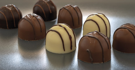 cioccolatini ripieni vari gusti vassoio coccio scuro fronte