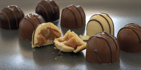 cioccolatini ripieni vari gusti vassoio coccio scuro fronte 4.jpg
