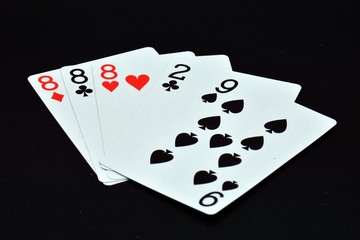 Jugada de poker, trio de ochos