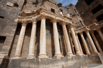 Obraz premium Ancient amphitheater (fragment of the stage), Bosra. Syria