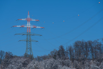 Hochspannungsmast im Winter / Stromtrasse