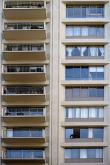 Ein Hausmeister repariert das Fenster eines Appartements in einem Hochhaus in Los Angeles.