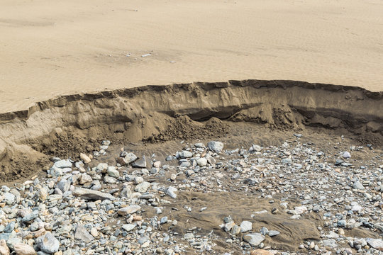 Damm aus Sand mit Flusssteine