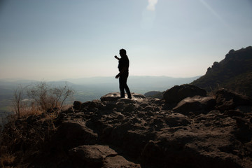 Fototapeta premium Man from behind the horizon in the chasm of a viewpoint that is in a state of Mexico in the great hill of the speaker