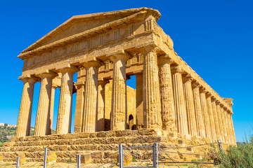 Obraz premium Starożytna grecka Świątynia Zgody w Dolinie Świątyń w Agrigento na Sycylii