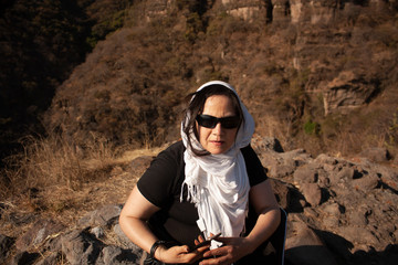 Woman guide who verifies location in the mountain in the chasm of the great hill of the speaker in a state of Mexico