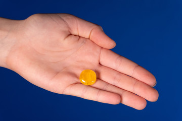 Hand reicht Hustenbonbon