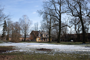 Park miejski w słoneczny zimowy dzień pomarańczowy budynek © Seance_Photo_Sylwia