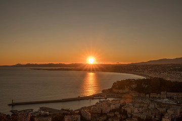 Fototapeta na wymiar Coucher de soleil sur la baie des anges à Nice