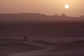 M`Hamid, Menschen beobachten den Sonnenaufgang an der Judenduene (Erg al-Yahudi), Sahara