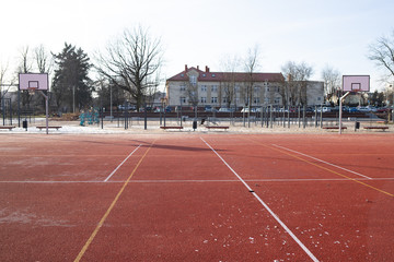Obraz premium Boisko i siłownia miejska w słoneczny zimowy dzień 
