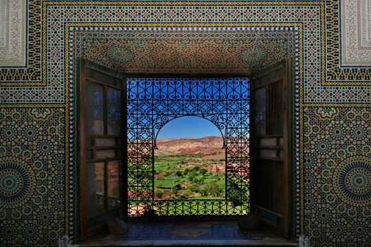 Marokko, Telouet (Telou&egrave;t), Kasbah Telou&egrave;t, Dar Glaoui, Blick durch das beruehmte schmiedeeiserne Fenster