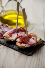 Típica tapa de jamón serrano