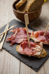 Pan tostado con jamón serrano
