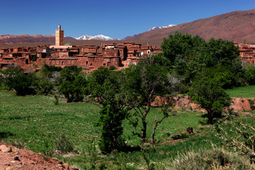 Marokko, Landschaft bei Telouet (Telouèt), schneebedeckter Hoher Atlas