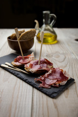 Aperitivo de jamón serrano con pan tostado