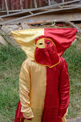 en jaune et rouge pour le défilé du carnaval de Cayenne en Guyane française