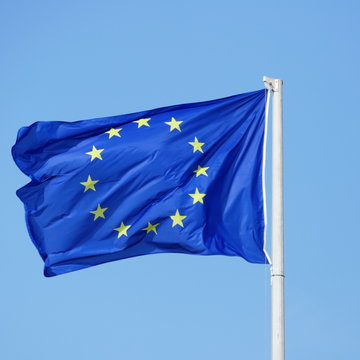 Bandiera Unione Europea. Issata e fatta sventolare in cima del pennone